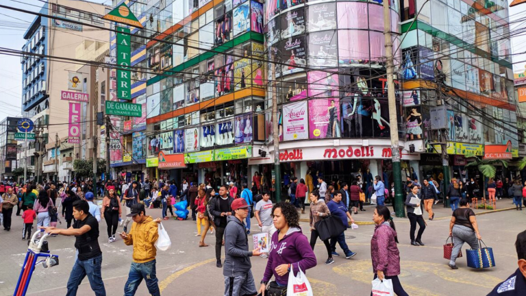 Comerciantes y transeúntes en una calle comercial de Gamarra en Lima, Perú.